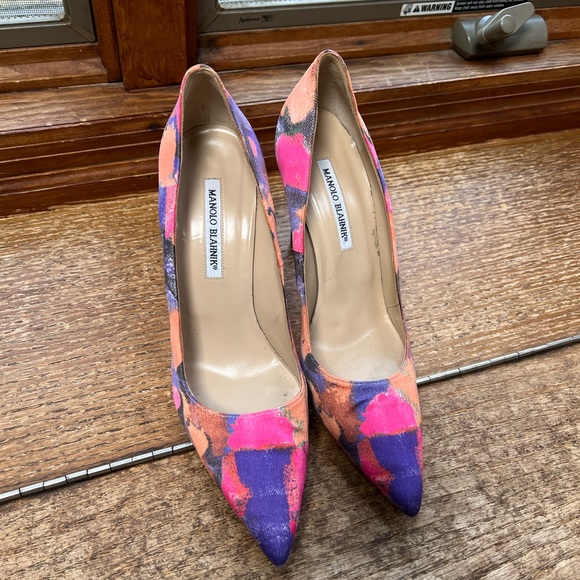 Manolo Blahnik Shoes - Manolo Blatnik size 41 floral pumps